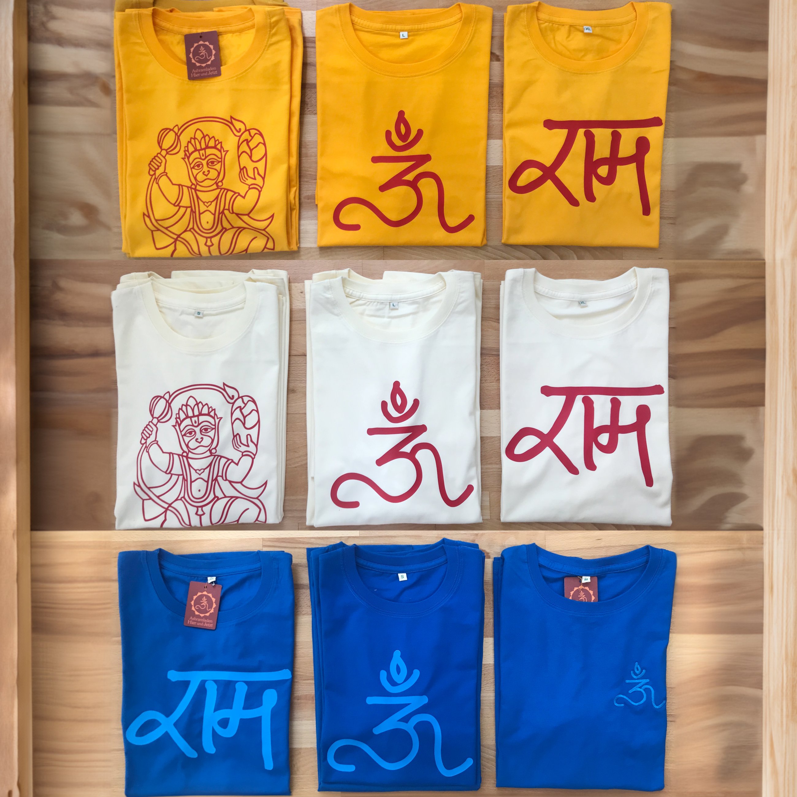 Mit Ma's Om und Ram sowie dem Hanuman des Ashram bedruckte T-Shirts