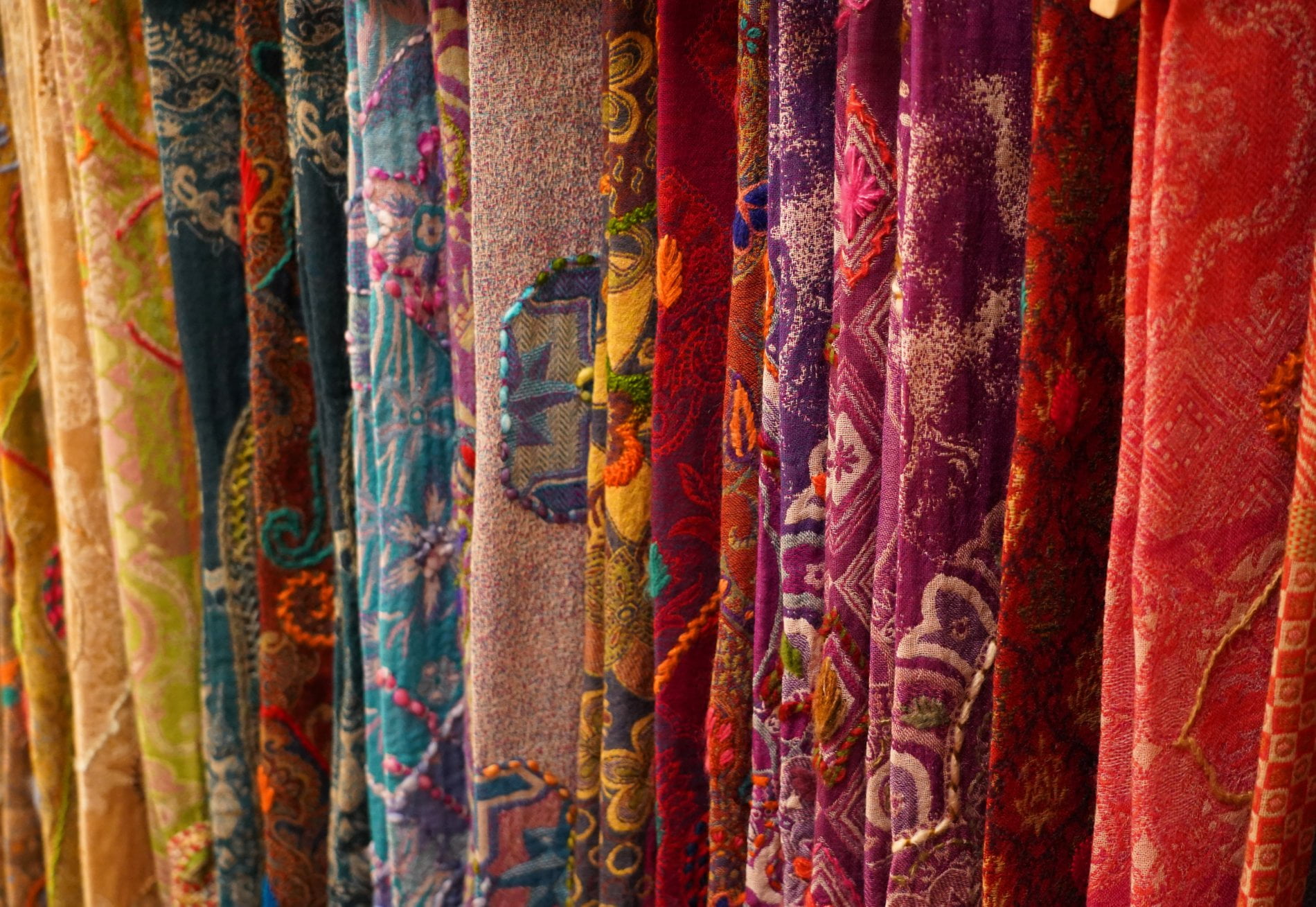 Farbenfrohe Schals aus Indien