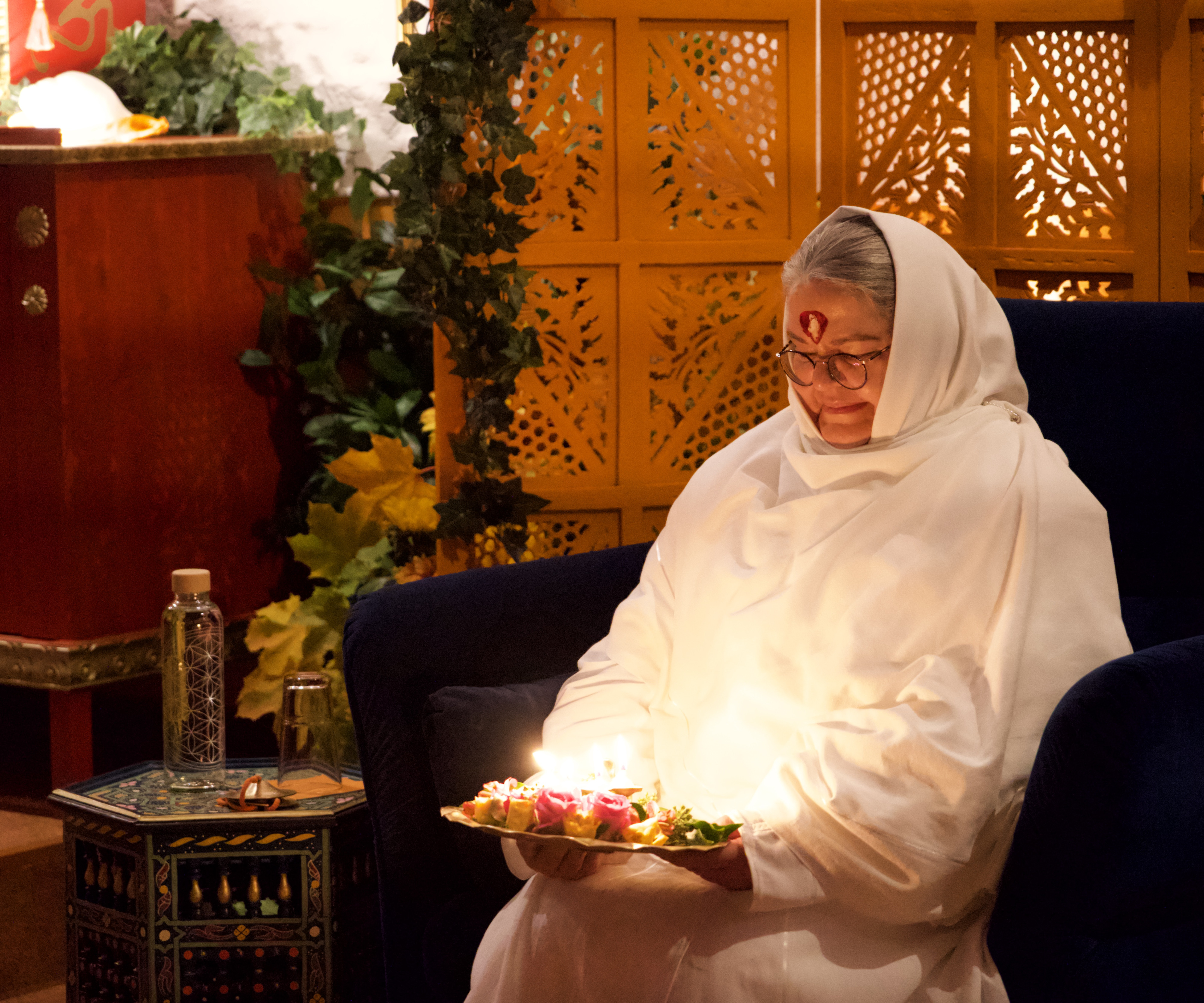 Ma hält das Aarti Licht und jede:r kann das Licht von Ma empfangen - Eröffnung des Baba Mandir, <em>2021</em>