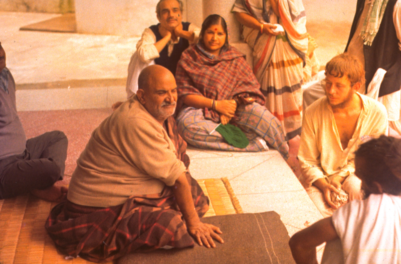 Baba im Ashram Vrindavan - Vishnu Digambar sitzt vor Ihm in weißer Kleidung (rechts im Bild)