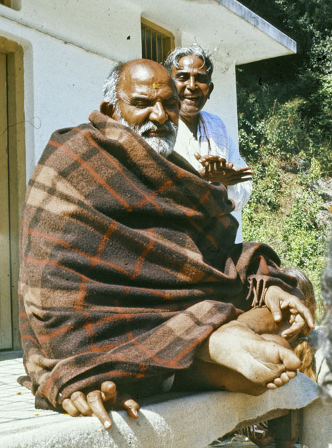 Baba sitzt und hinter Ihm ist lachend Sein enger Devotee Dada (Sudhir Mukherjee) zu sehen, Ashram Kainchi
