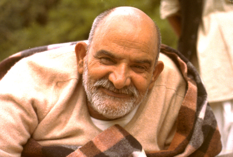 Baba im Ashram Kainchi, in die Kamera lächelnd sendet Er uns Seine Liebe