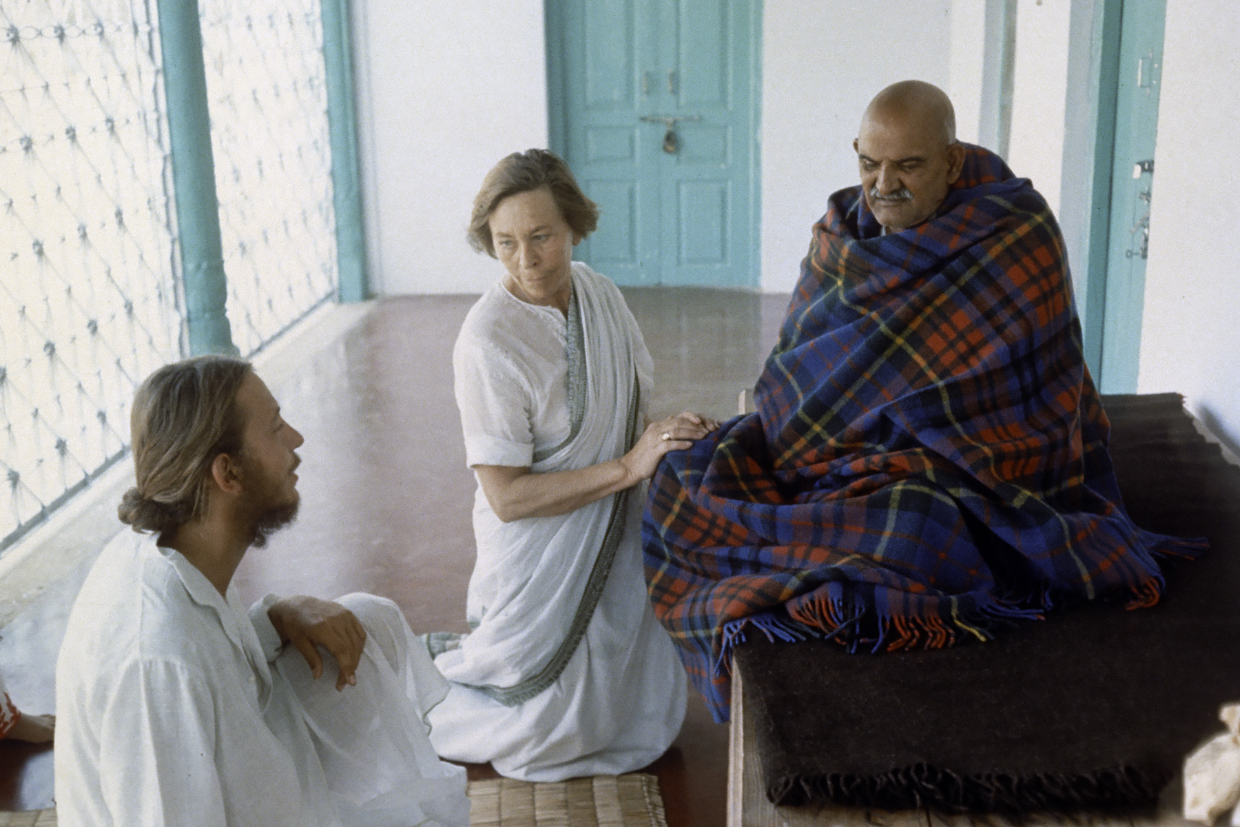 Baba sitzt auf Seinem Thakat und hat sie augen geschlossen, vor Ihm sind Vishnu Digambar und seiner Mutter, Ashram Vrindavan