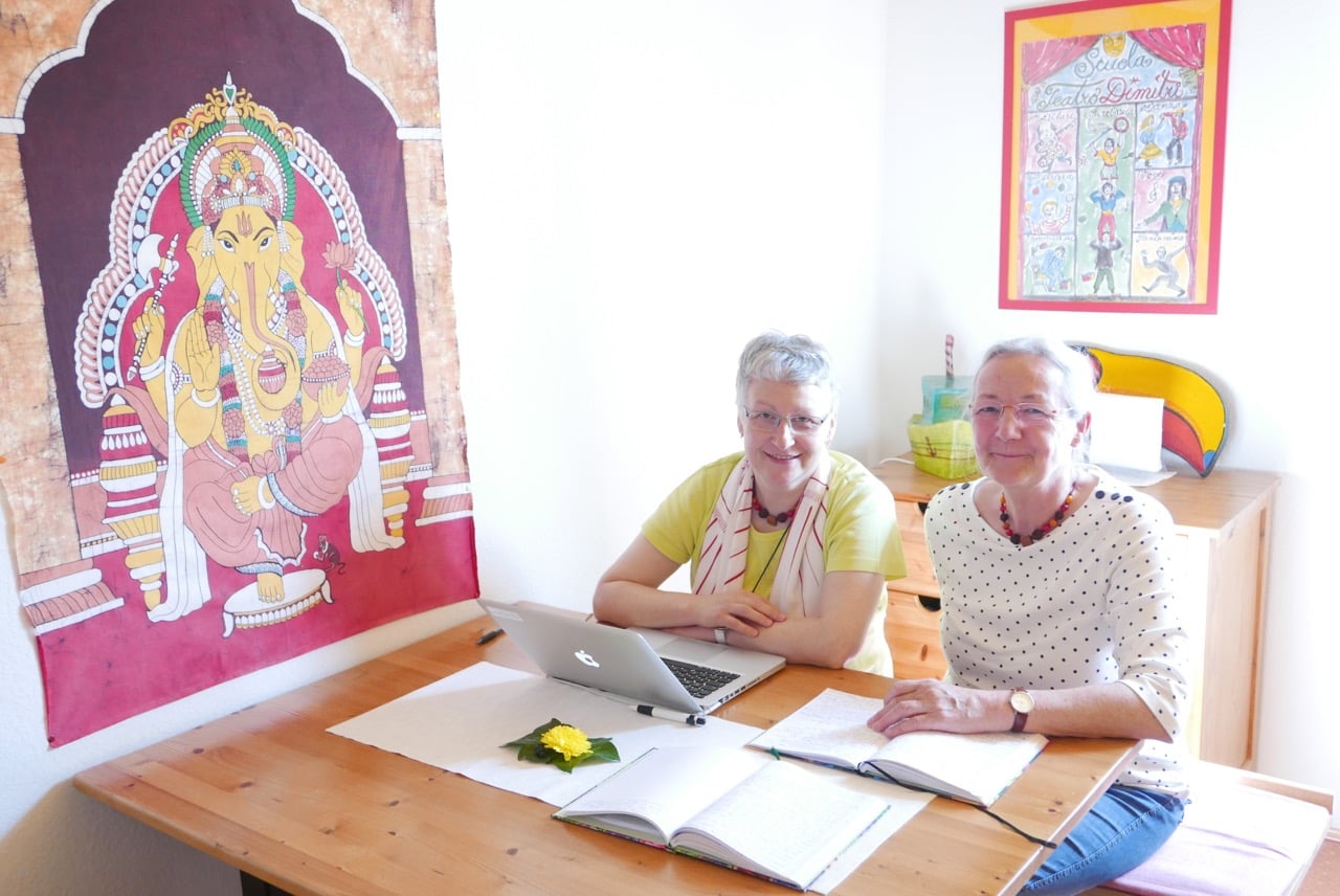 Anasuya und Kamallata schreiben das Protokoll