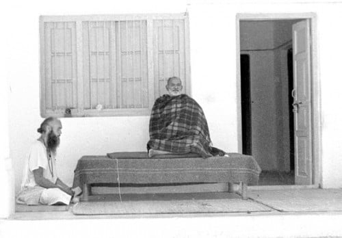 <p>Maharajji in Meditation mit Ram Das</p>