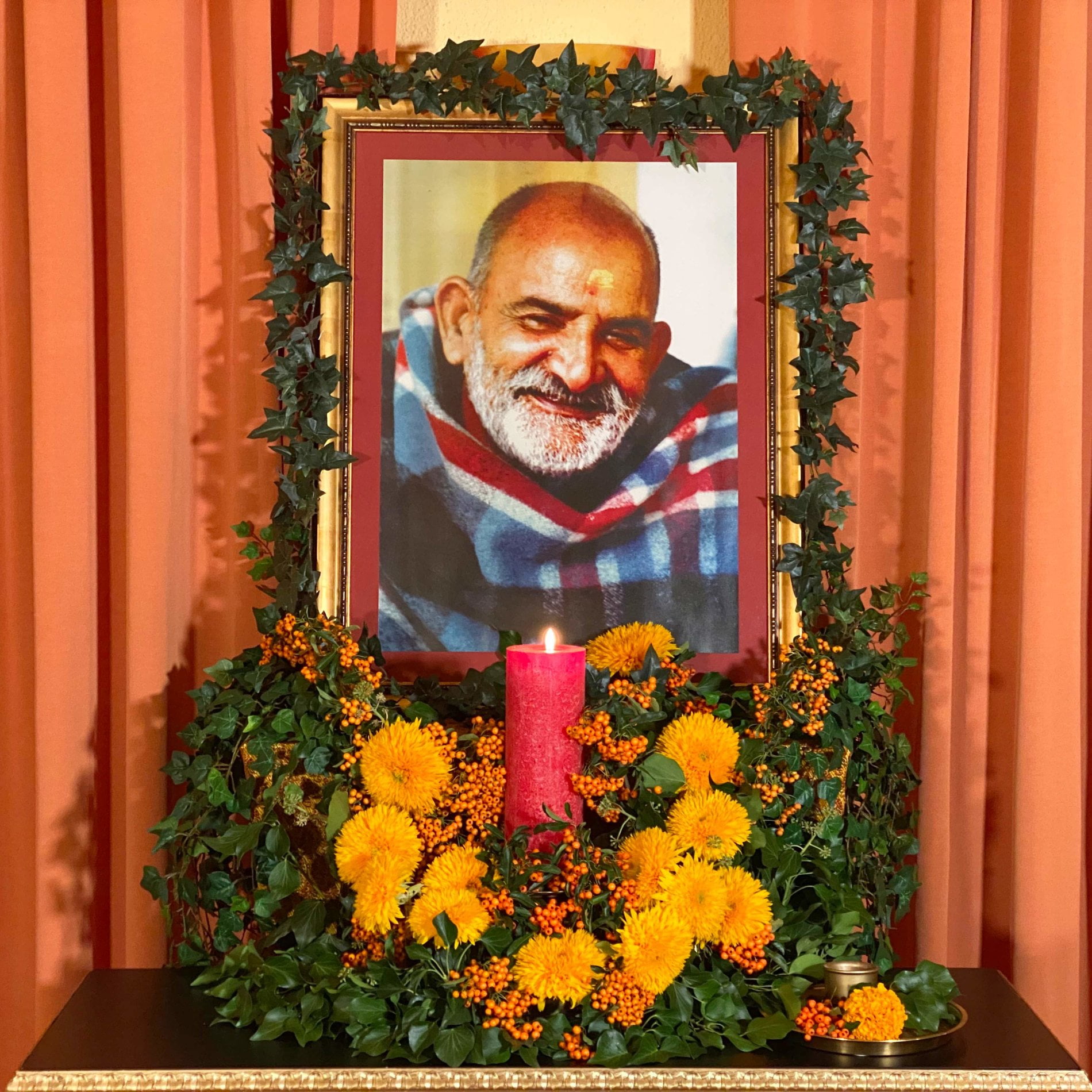 Mit Blumen geschmückte Puja zu Ehren von Baba