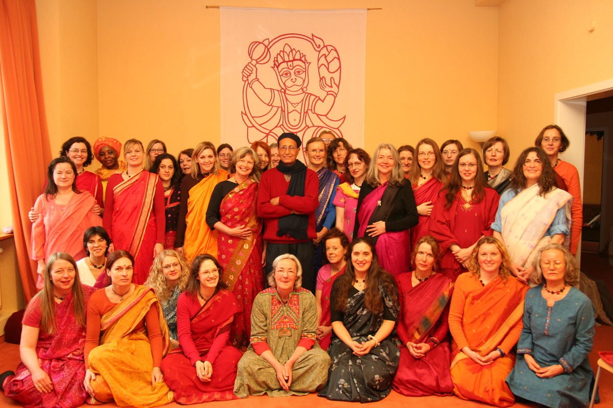 <p>K.K. hatte sich ein Foto mit allen Schülerinnen im Sari gewünsch</p>