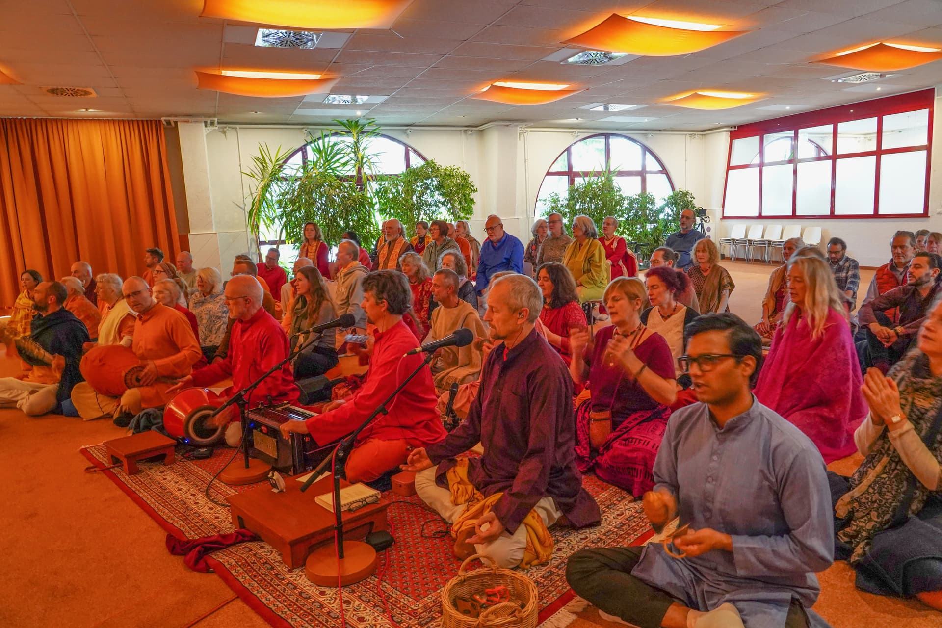 Kirtansingen in der Kirtanhalle