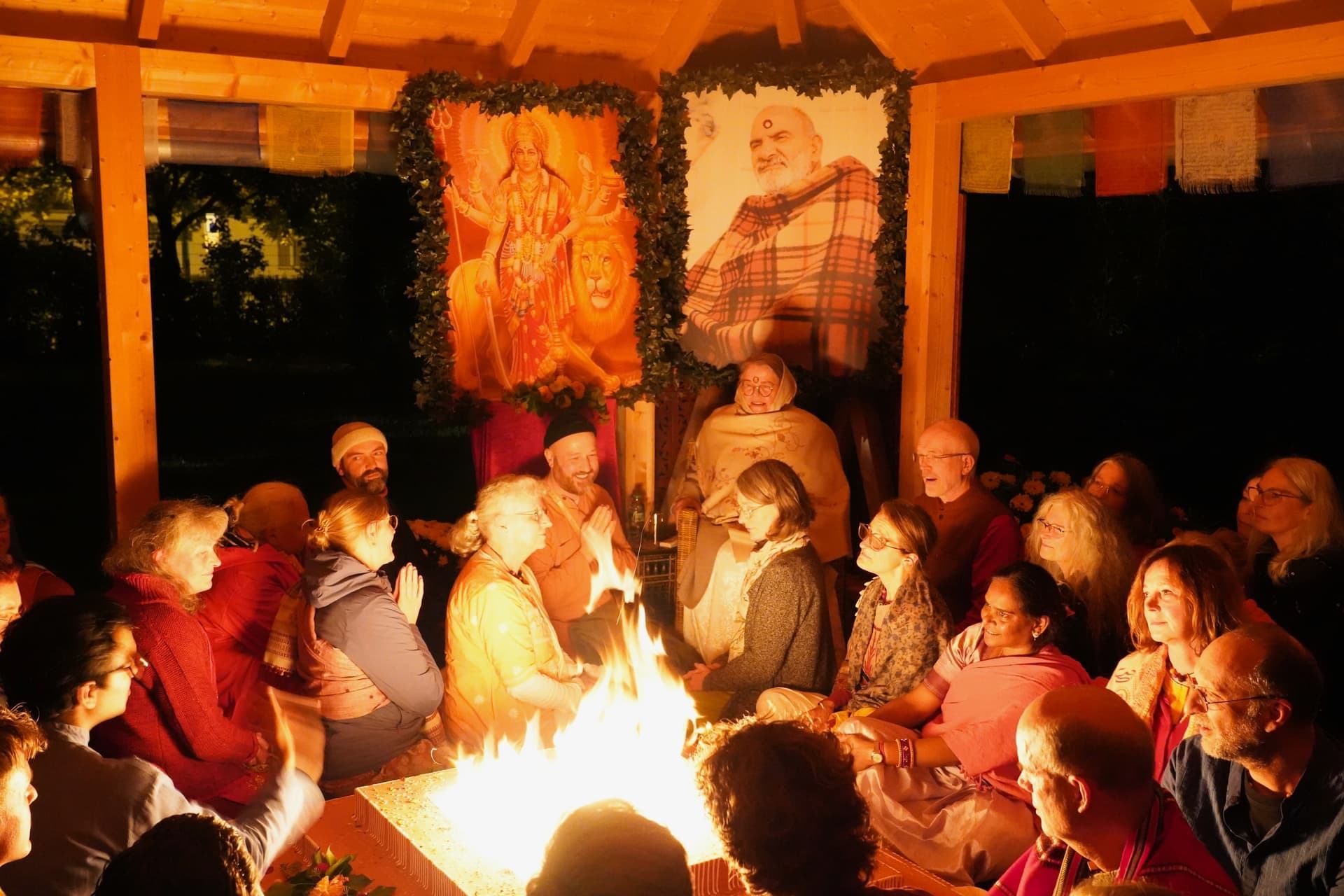 Durgamayi Ma am Dhuni mit ihren Schülern