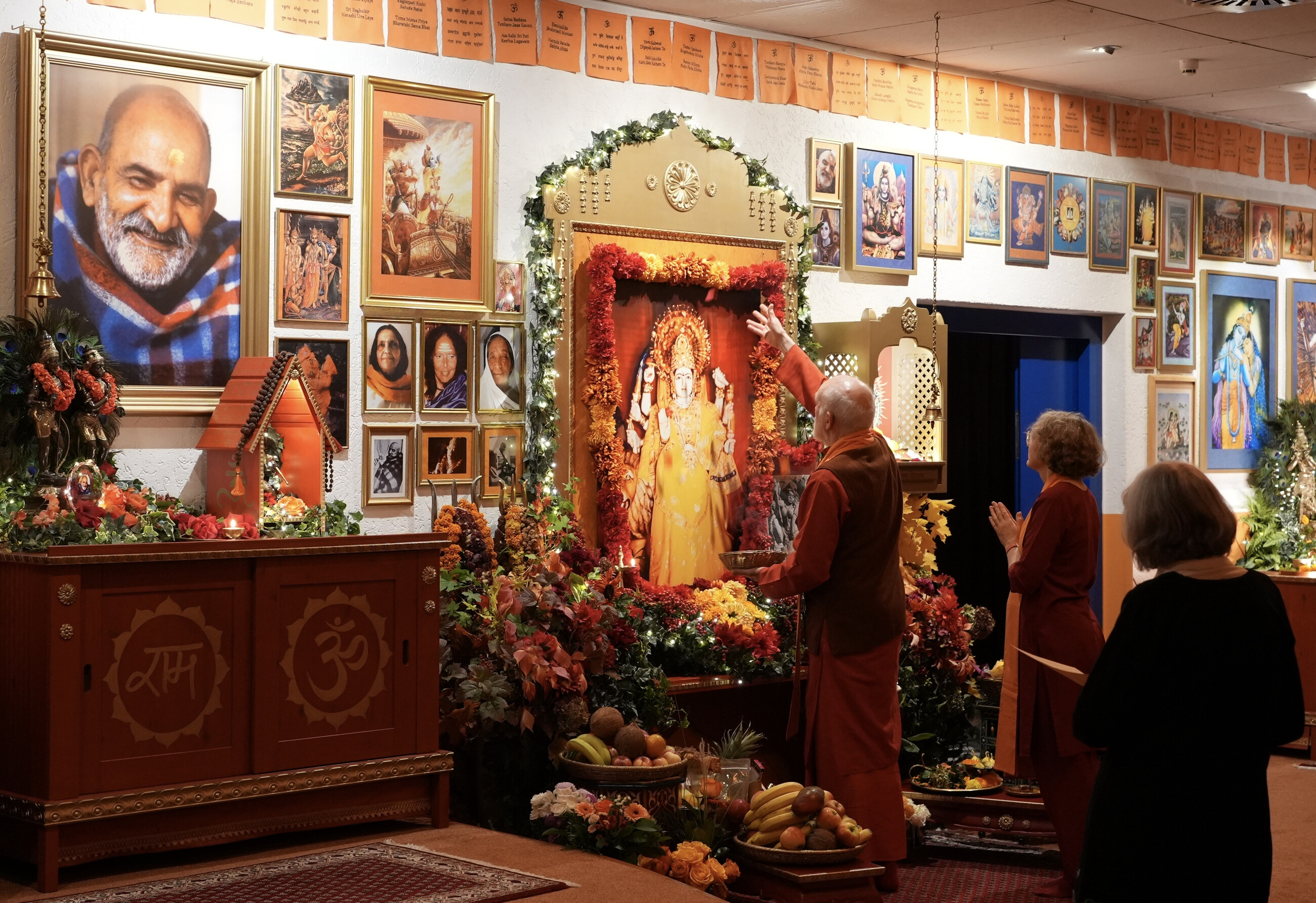 Hanuman, der Pujari, schm&uuml;ckt die Devi vor der Aarti mit Bl&uuml;tenbl&auml;ttern