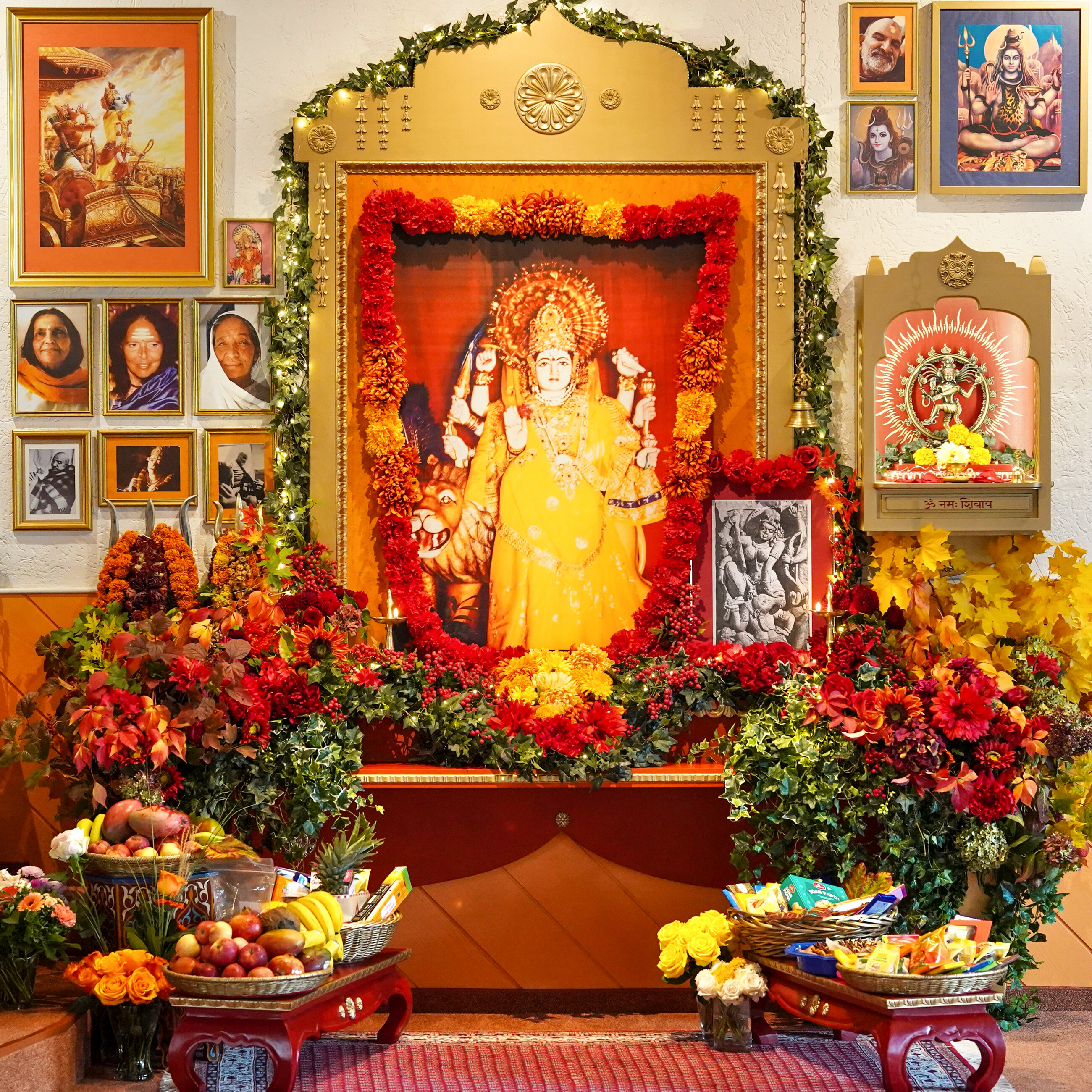 Bild der festlich geschm&uuml;ckten Puja zur G&ouml;ttlichen Mutter &ndash; Devi Durga &ndash; am Fest zu Durga Puja 2026.