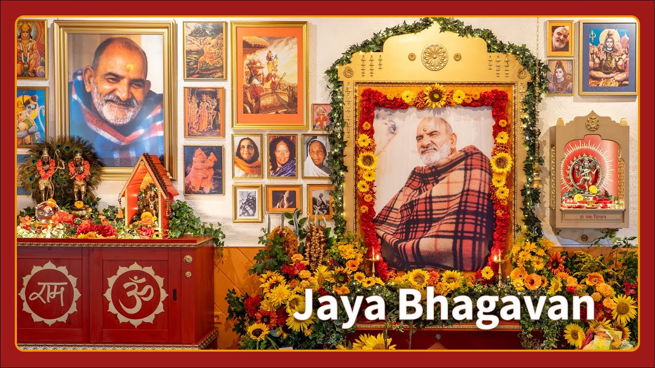 Ma leitet den Kirtan und wir singen zu Baba.